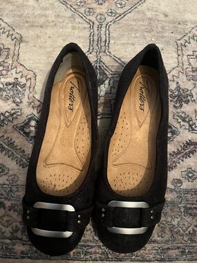 Women's TROTTERS SIZE 6 Black Ballet Flats with Silver Buckle